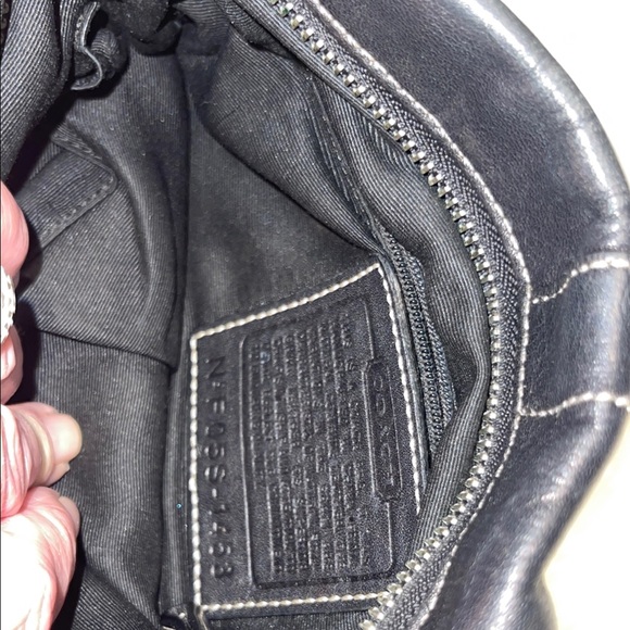 A slouchy hobo- bucket style slim style shoulder bag in Black leather - Picture 5 of 7